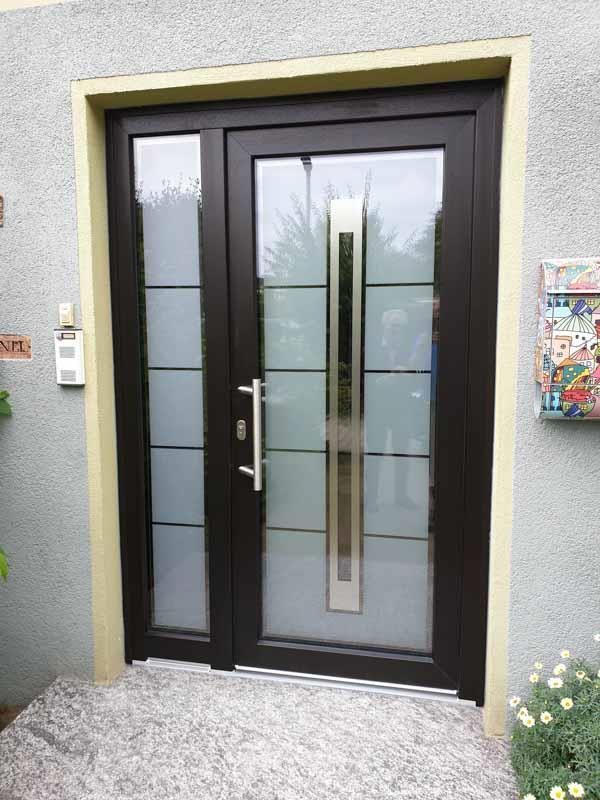 Eine Tür mit einem Briefkasten an der Seite