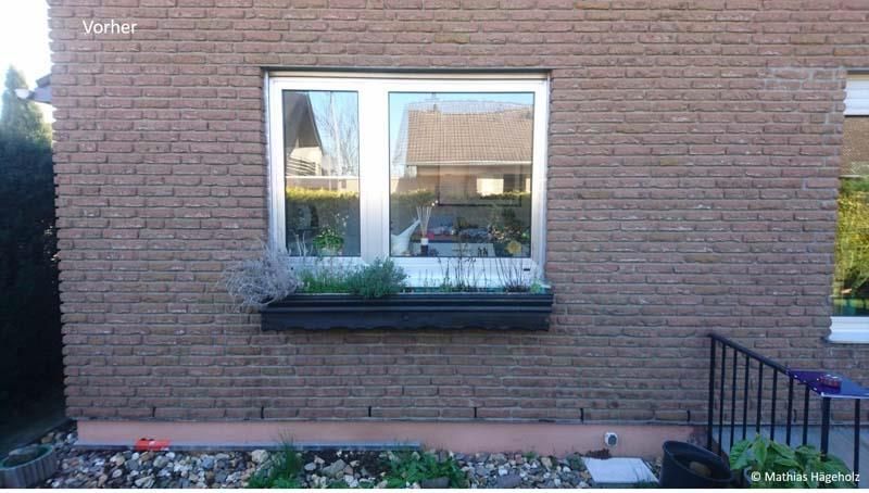 Ein Backsteingebäude mit einem Fenster an der Seite