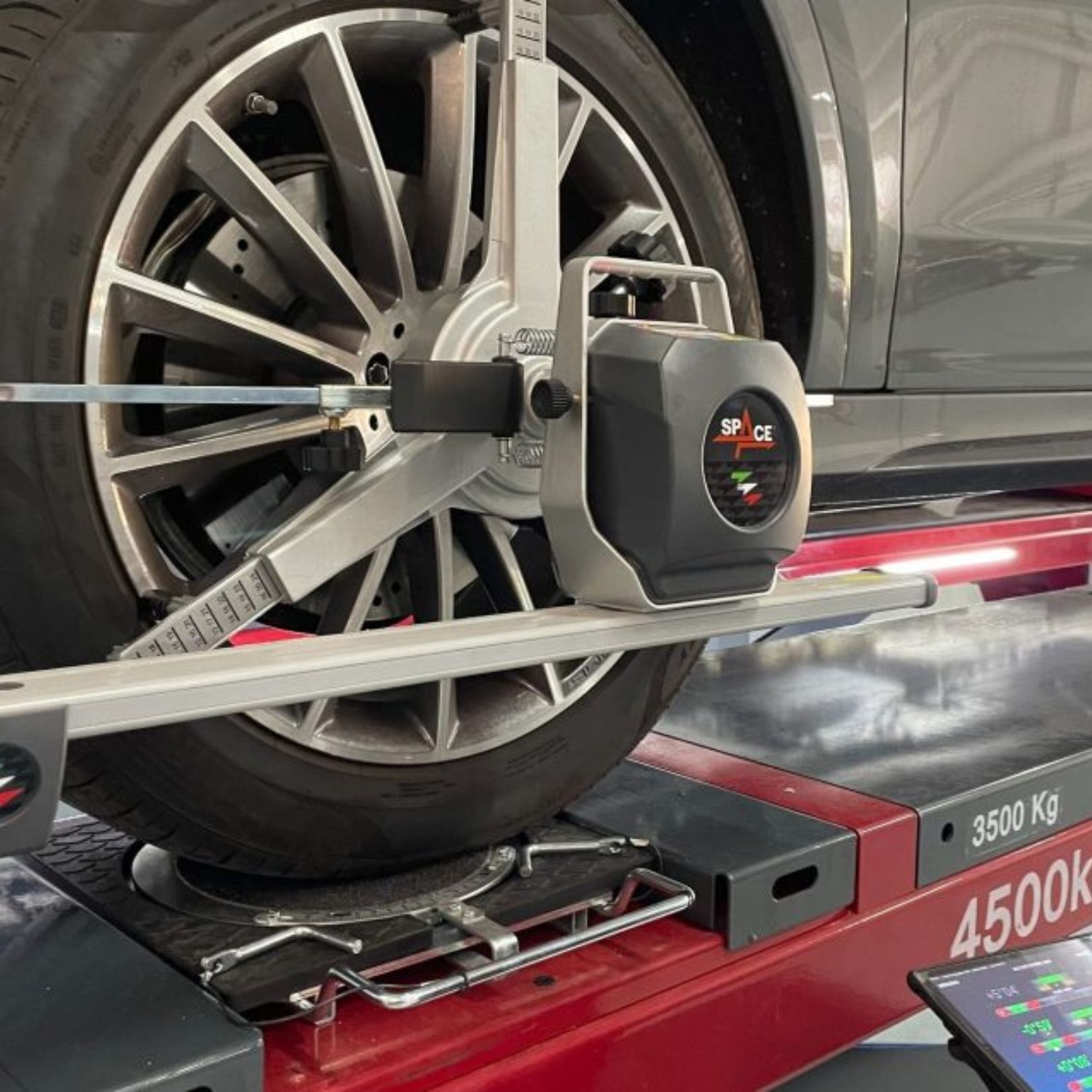 Servicio de alineación de dirección y ruedas en taller mecánico de Madrid