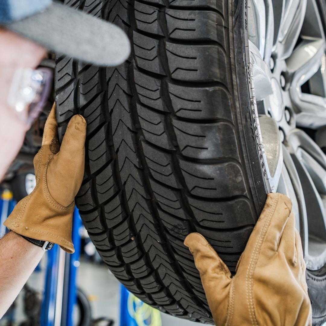Cambio y montaje de neumáticos para coche en taller de Madrid
