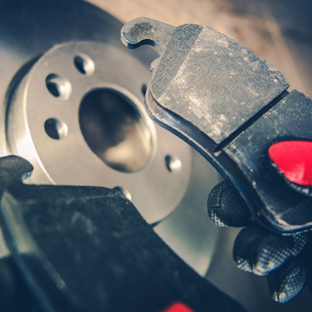 Revisión y reparación del sistema de frenos de coche