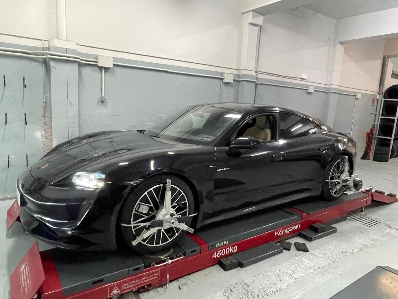 Vehículo en plataforma de alineación dentro del taller Rincón del Rider