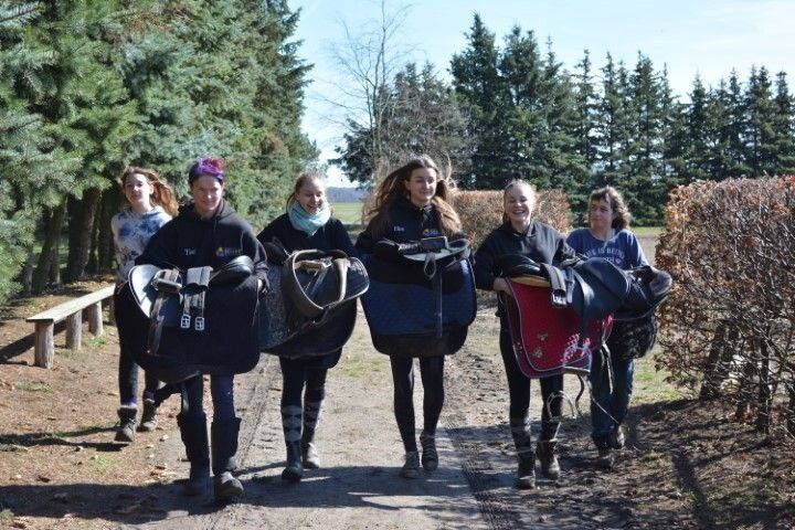 Kinder mit Reitausrüstung