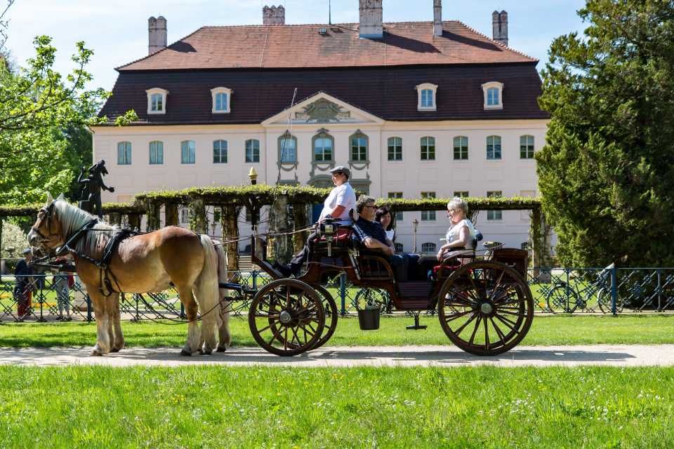 Kutsche mit zwei Pferden, Kutscher und Gast vor einem Herrenhaus