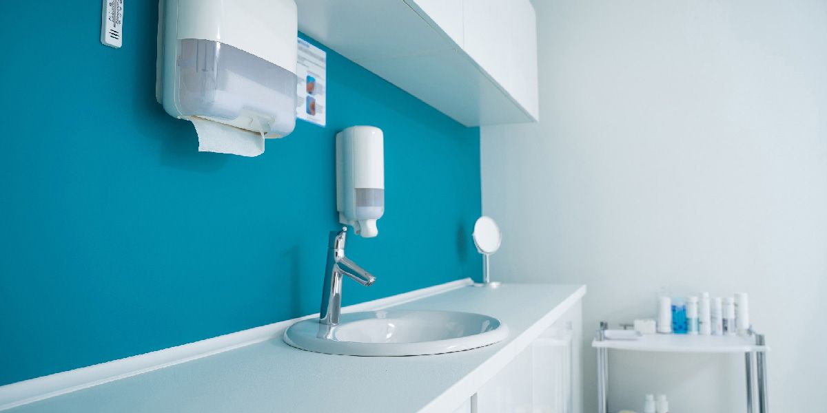Produits d'hygiène dans une salle d'hôpital