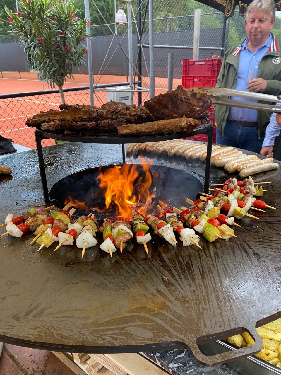grote barbecue met worstjes en vleesspiesjes 
