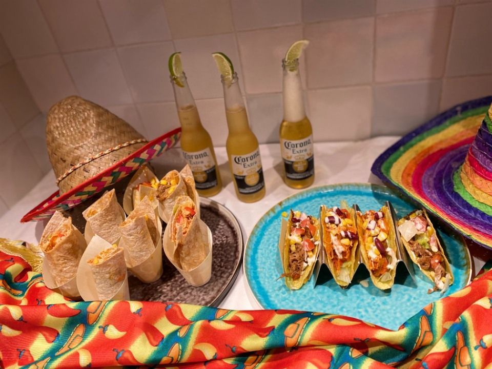 2 borden met taco's en mexicaanse bierflesjes