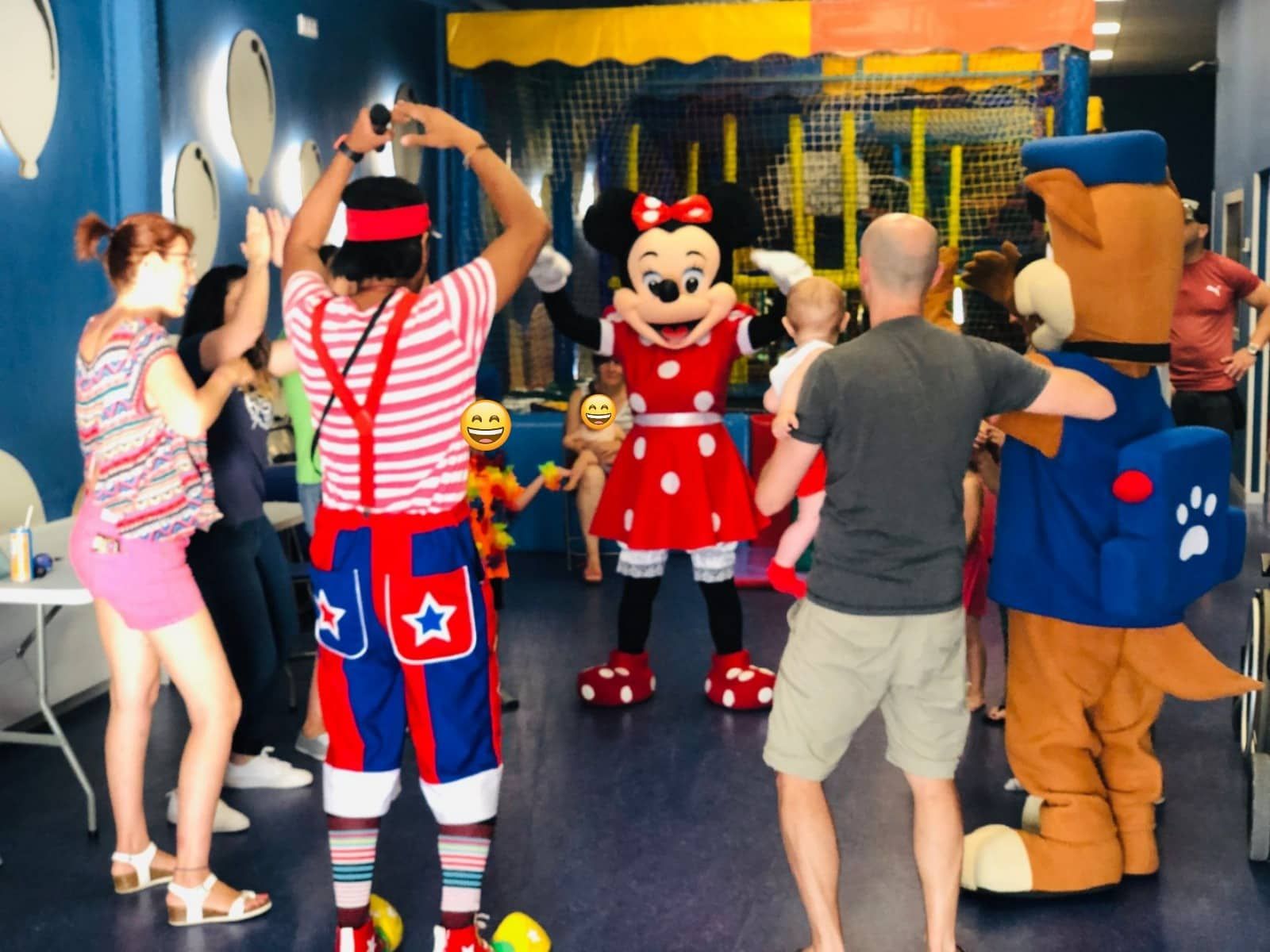 El payaso, Minnie Mouse y Chase de la Patrulla Canina entretienen a los niños en una fiesta en el interior.