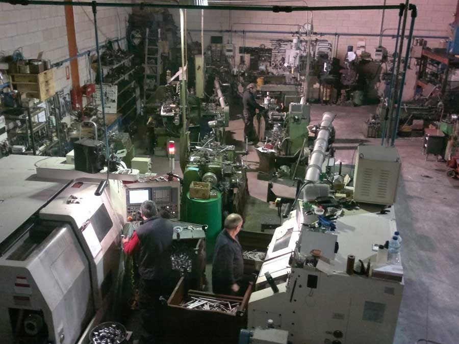 Una fábrica con una máquina que tiene el número 16