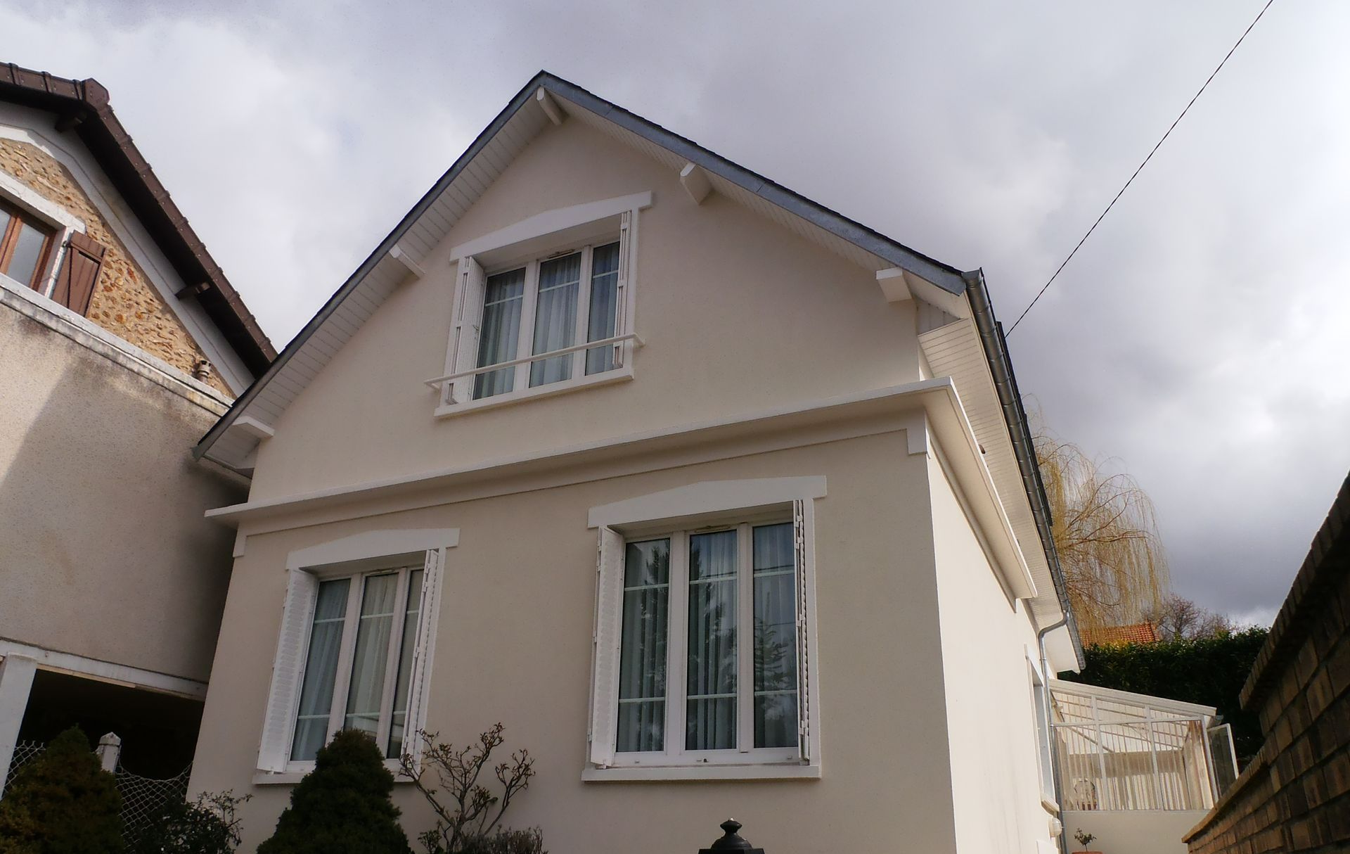 Maison avec un revêtement de peinture blanche