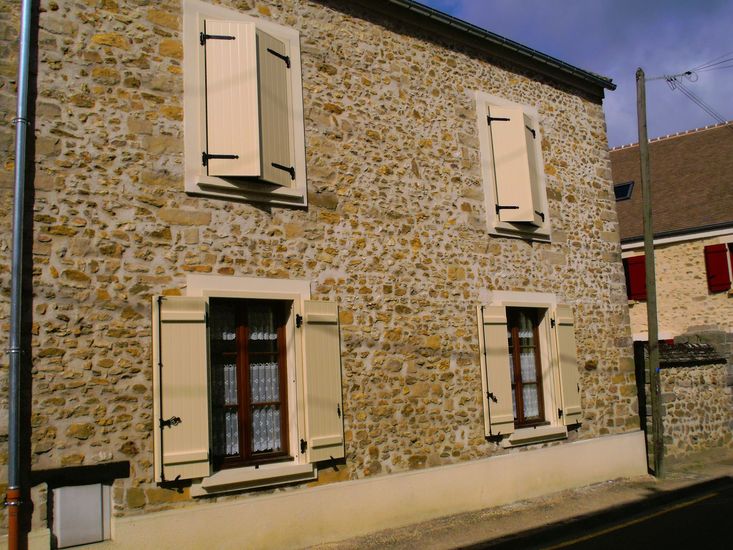 Maison avec un mur en pierre