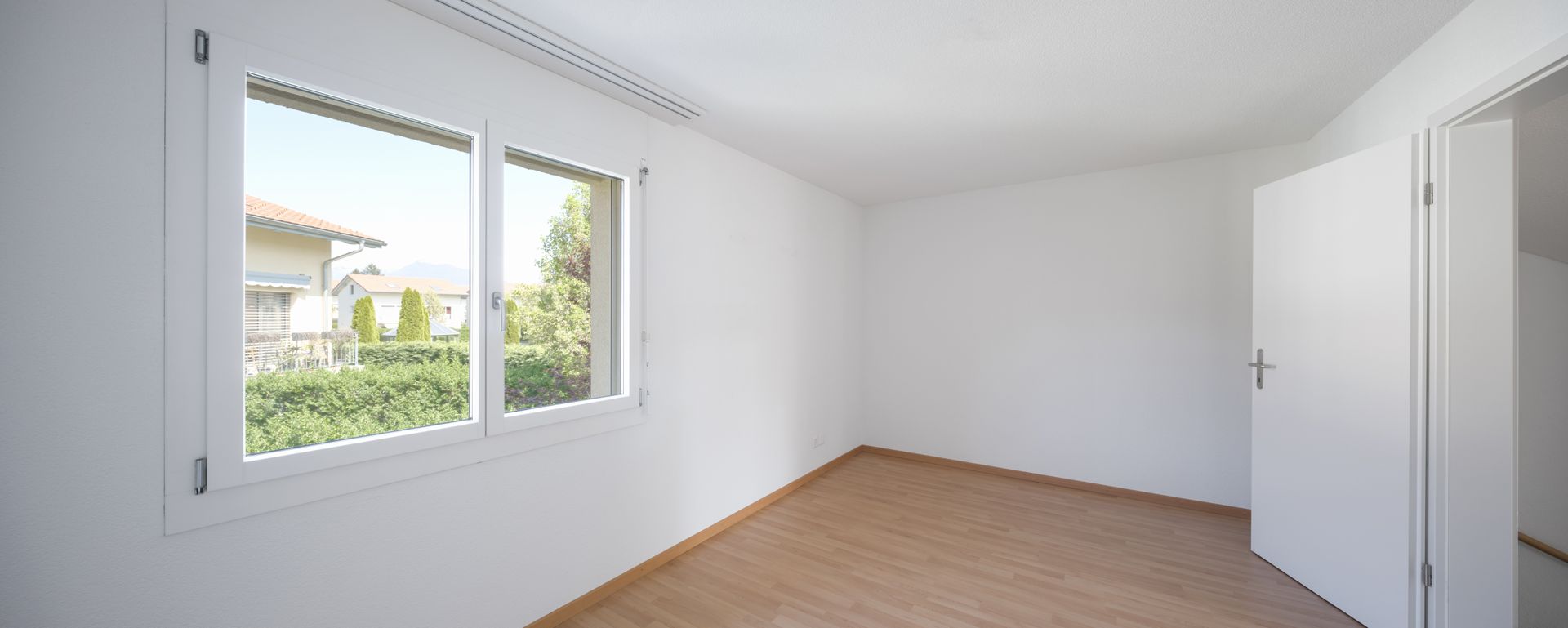 Intérieur blanc avec une fenêtre