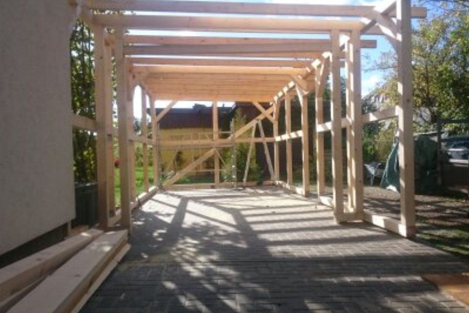 Bau einer Garage aus Holz