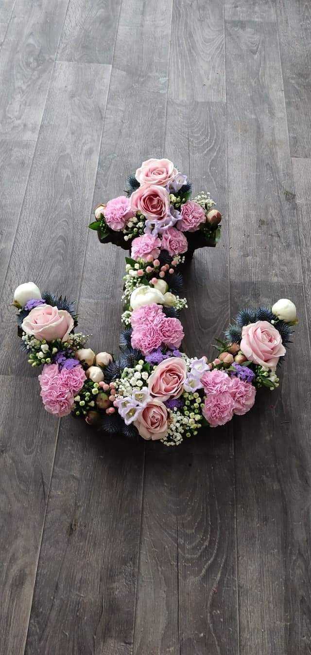Une ancre avec des fleurs.
