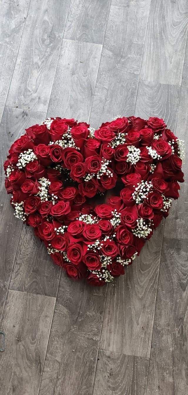 Des fleurs rouges qui forment un coeur.