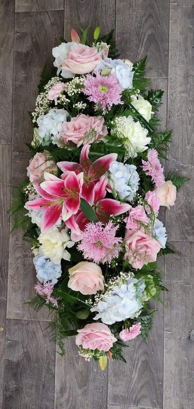 Une composition florale avec des fleurs roses et blanches.