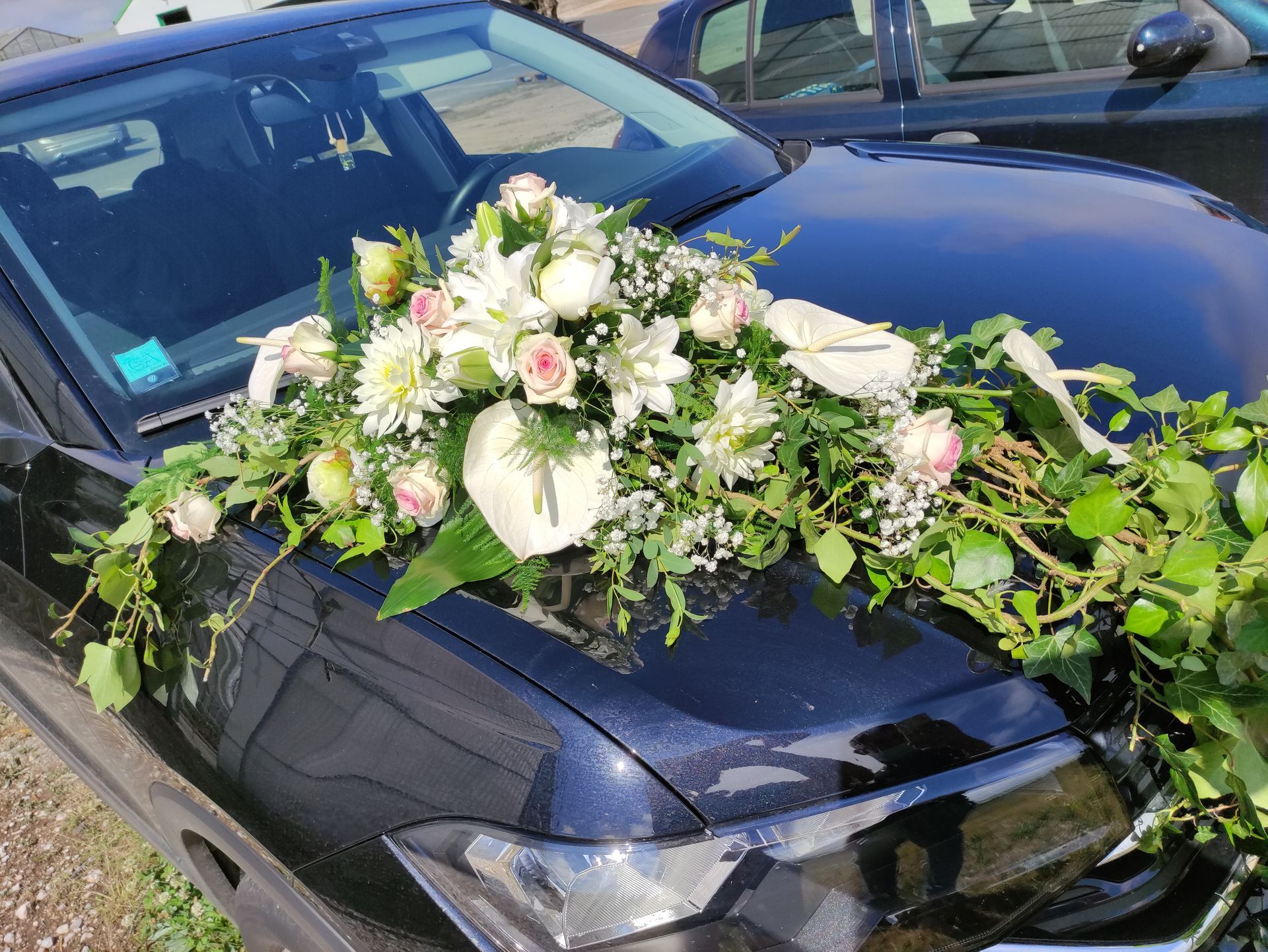 Des fleurs sur une voiture noire.