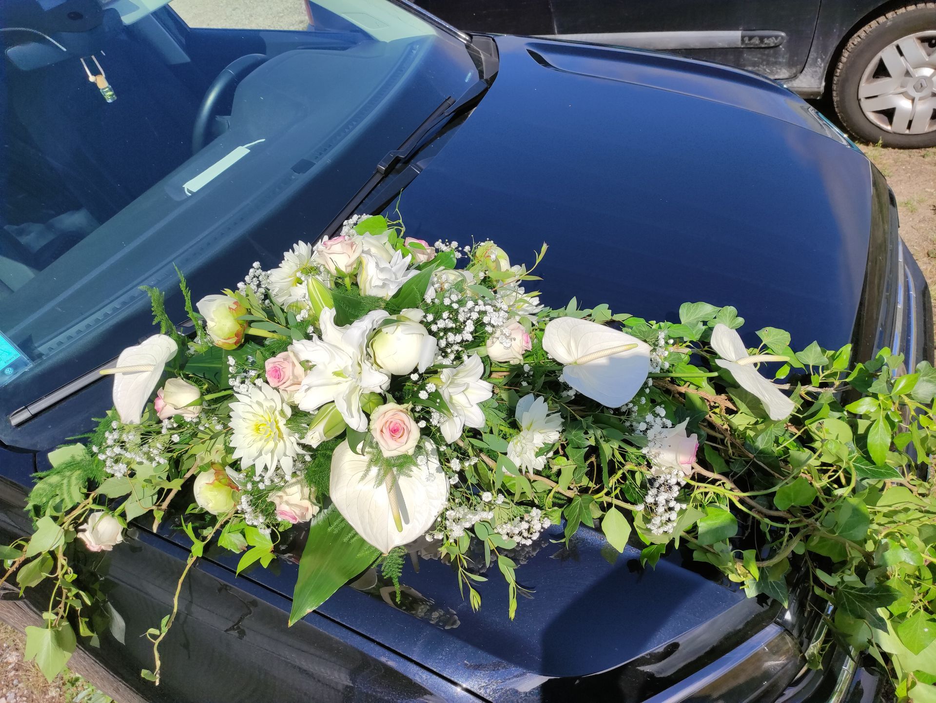 Une voiture de mariage avec des fleurs.
