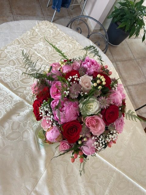 Des fleurs roses et rouges.