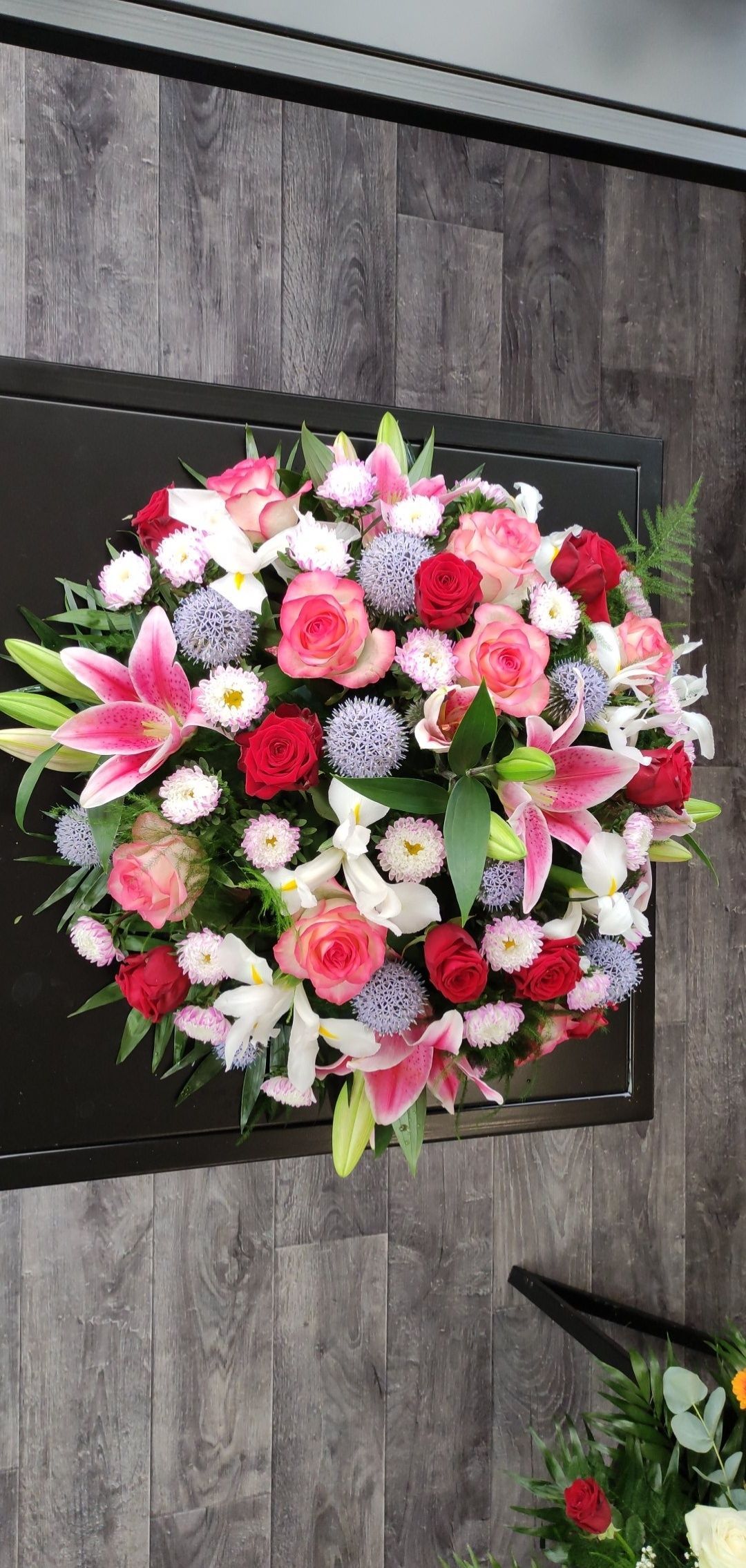 Un bouquet avec pleins de fleurs.