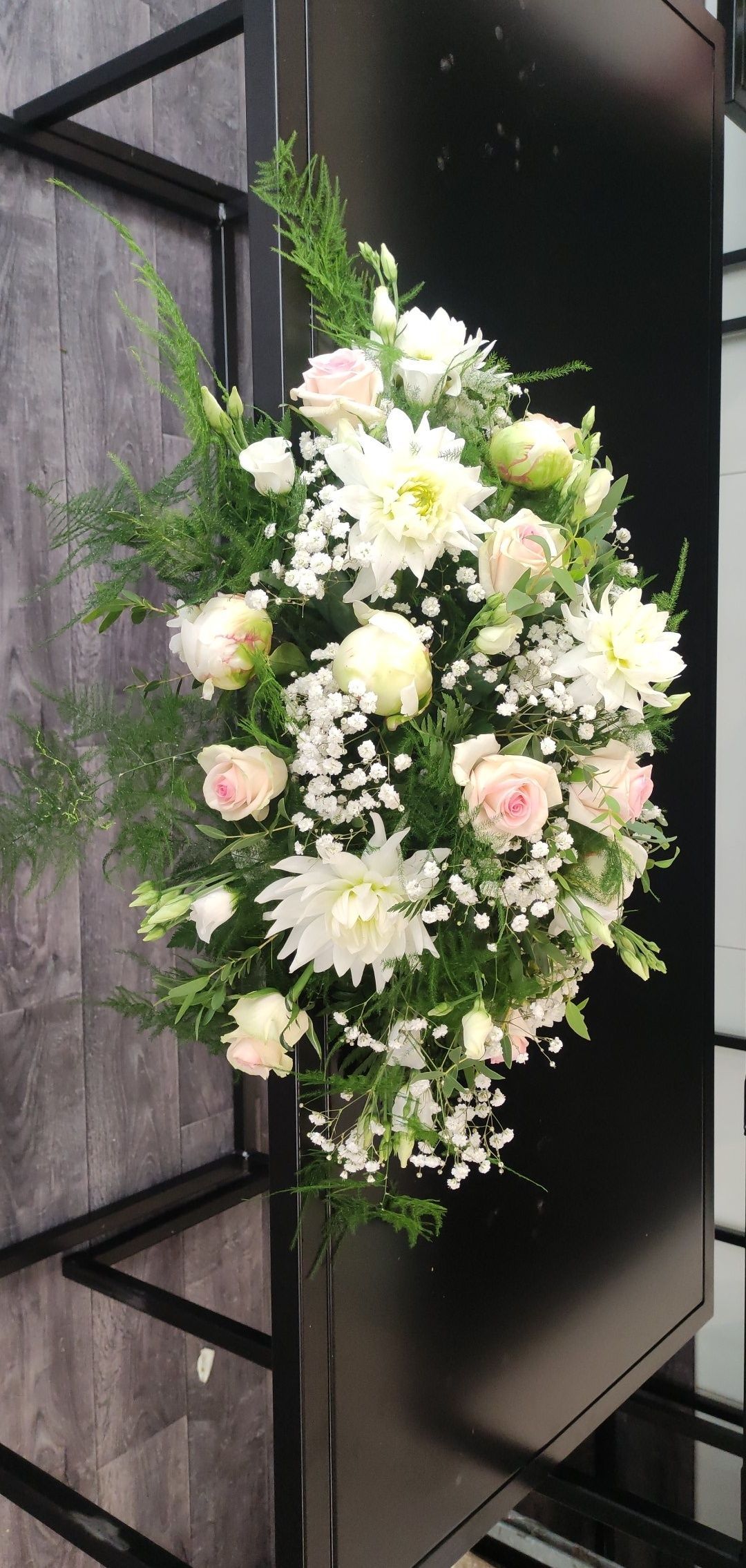 Un bouquet de fleurs blanches.