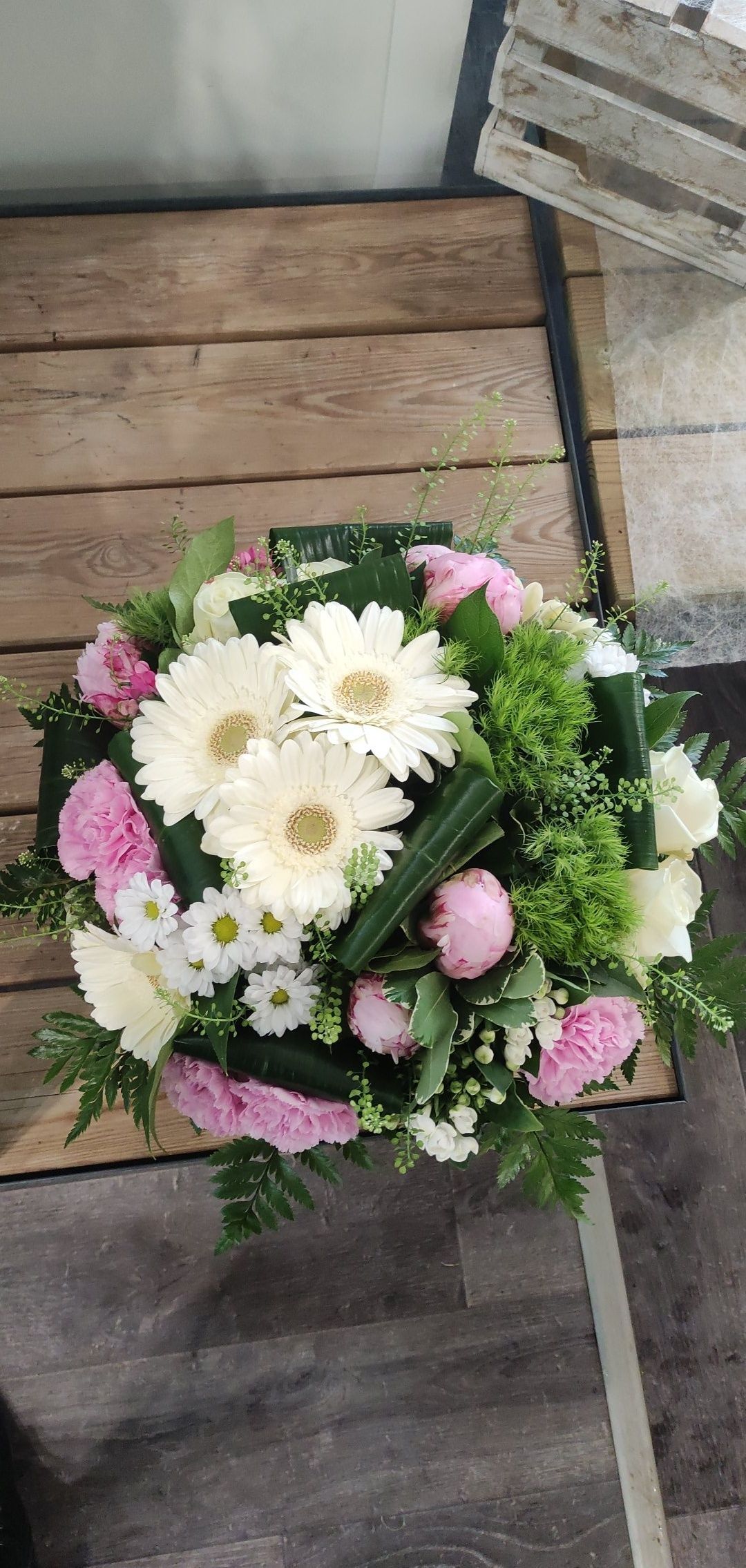 Un bouquet de fleurs blanches et roses.