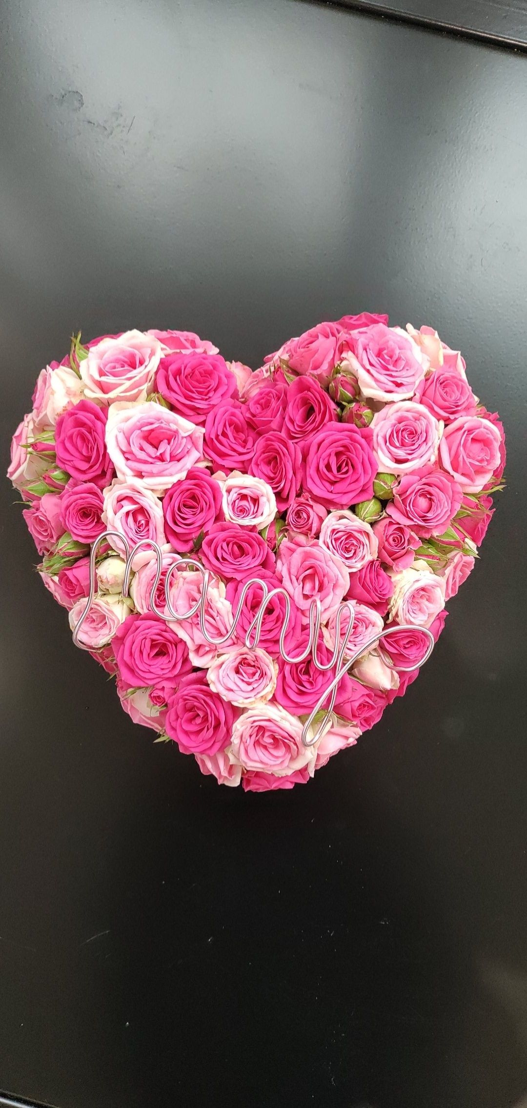 Composition de fleurs en forme de coeur