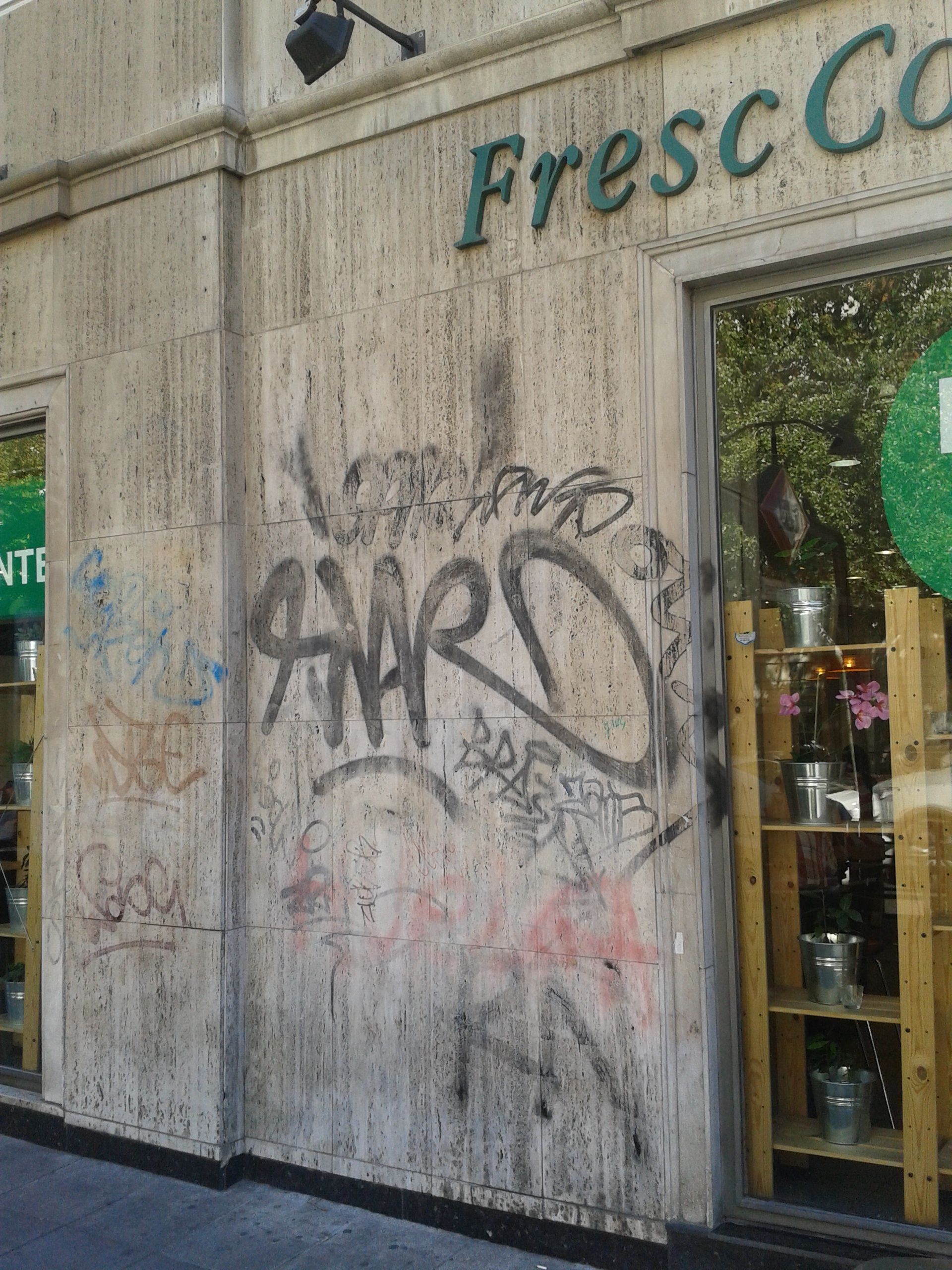 Grafiti en el muro de hormigón de la tienda 