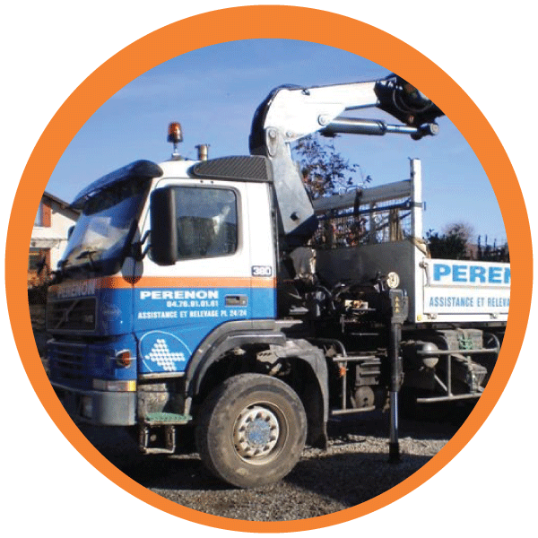 Grue bleue et blanche montée sur camion dans une cour de chantier, encadrée par un cercle orange