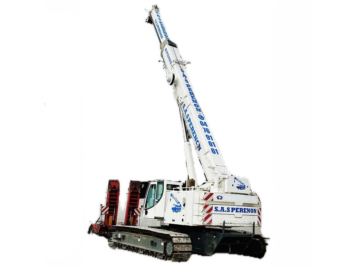 Camion-grue mobile blanc et rouge avec flèche déployée sur fond blanc uni