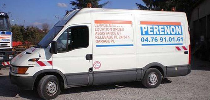Camionnette de livraison blanche PERENON avec logo de l'entreprise, stationnée à l'extérieur.