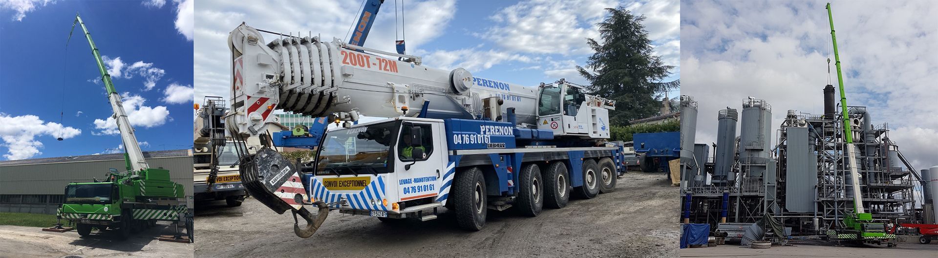 Un gros camion-grue bleu et blanc sur un chantier, avec un camion plus petit et des engins de chantier à côté.