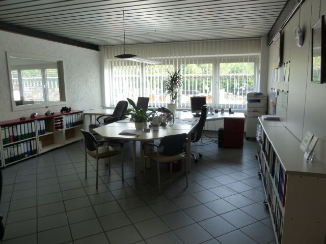 Ein Raum mit einem Tisch und Stühlen darin