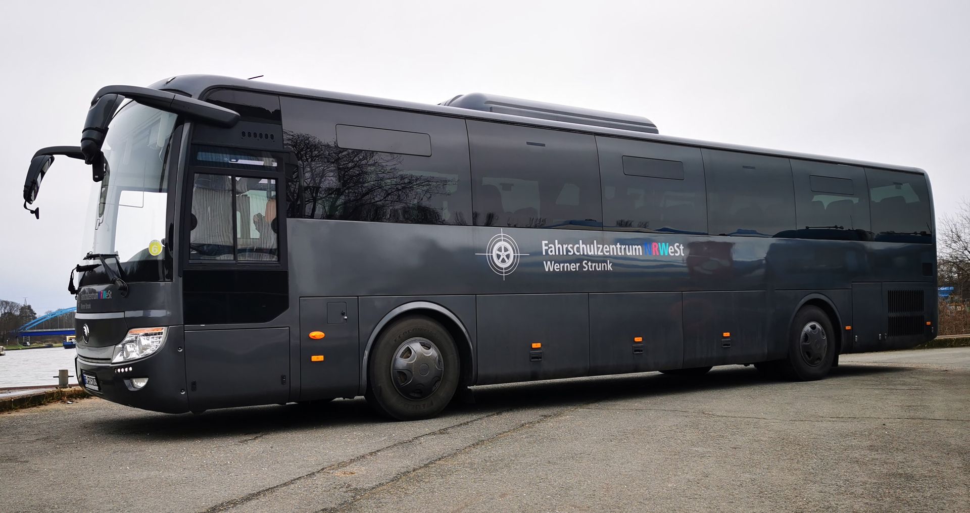 Ein schwarzer Bus parkt am Straßenrand.