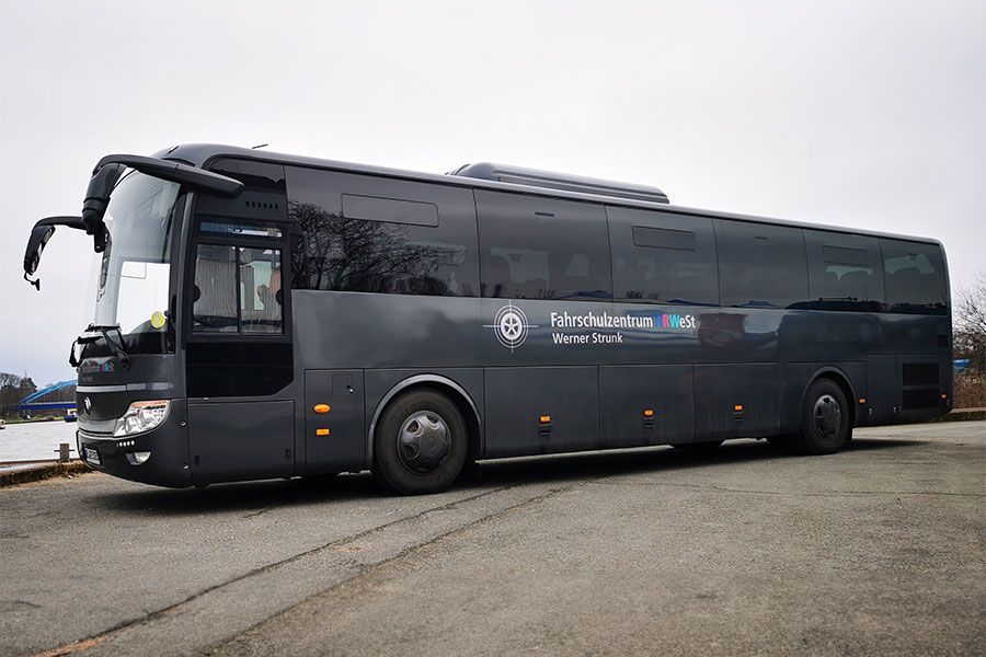 Ein großer schwarzer Bus parkt am Straßenrand.