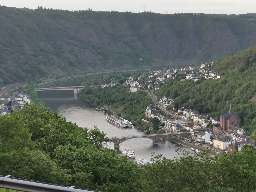 Ein Fluss, der durch ein Tal fließt, mit einer Brücke in der Mitte