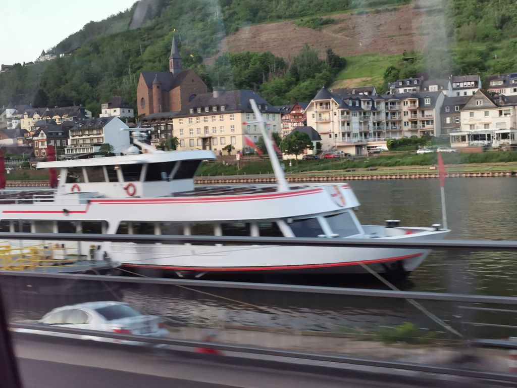 Ein Boot mit der Nummer 12 auf der Seite