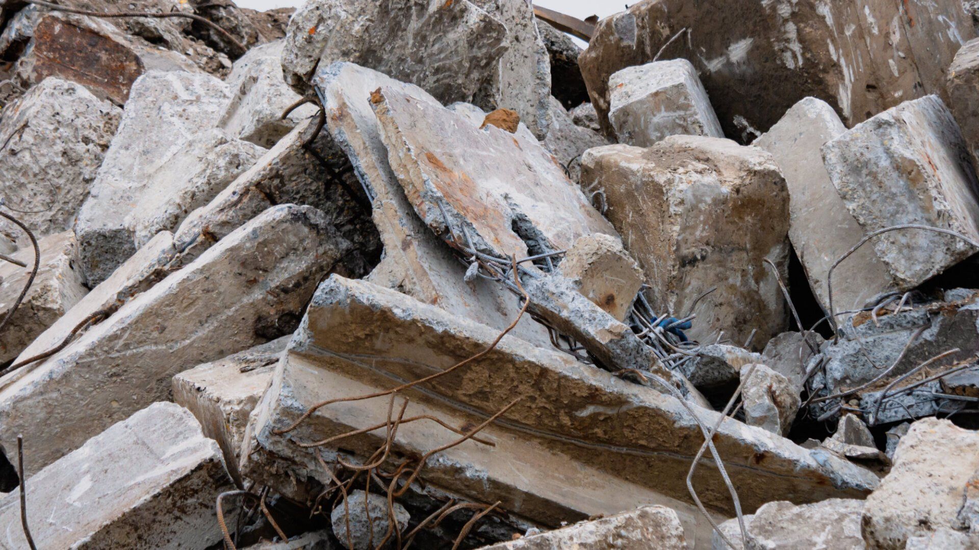 Ein Haufen Steine ​​und Beton.