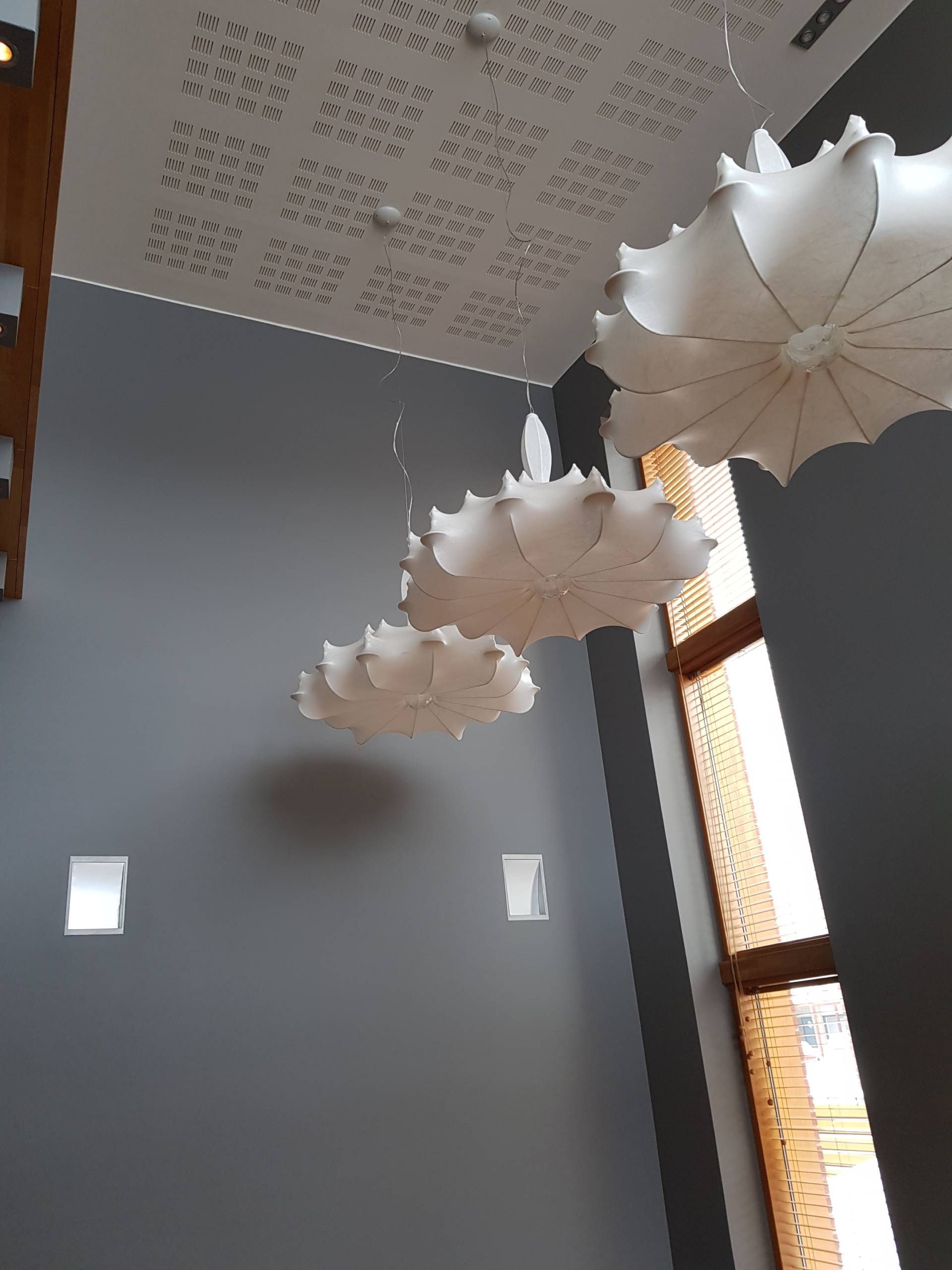 valkoisia kattovalaisimia