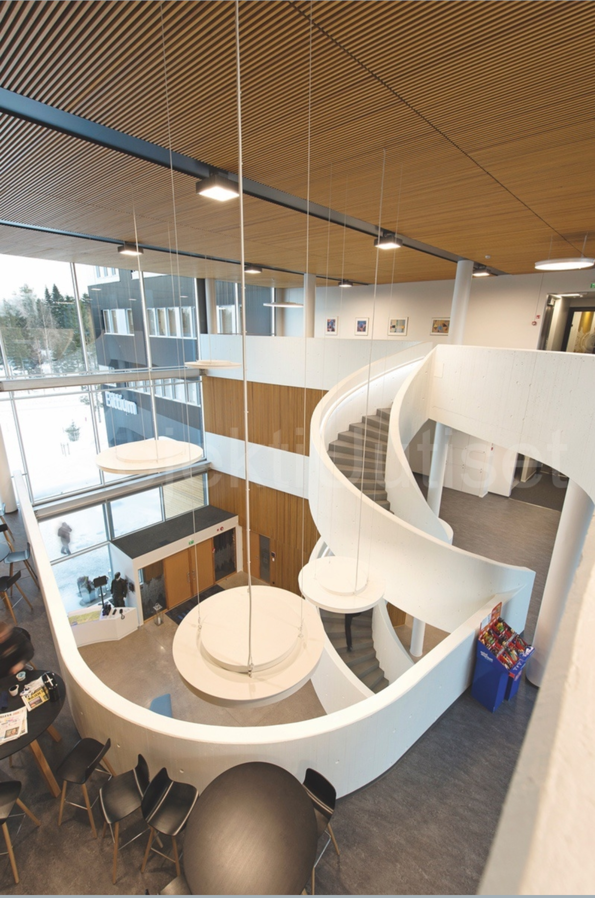 rakennuksen aula ylhäältä