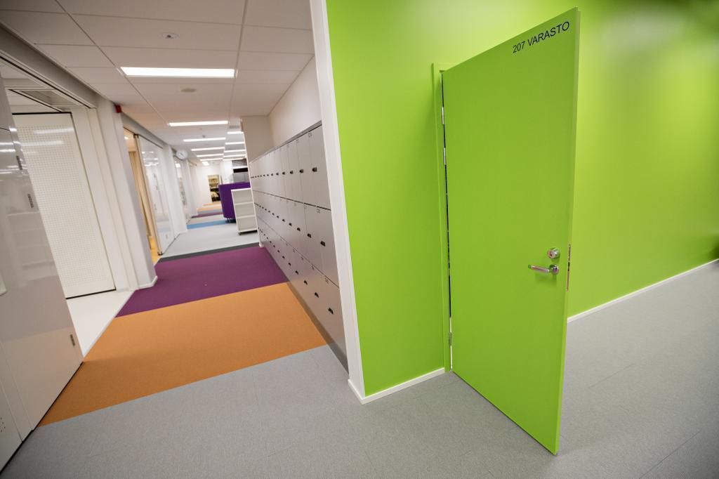  koulun käytävä ja seinät