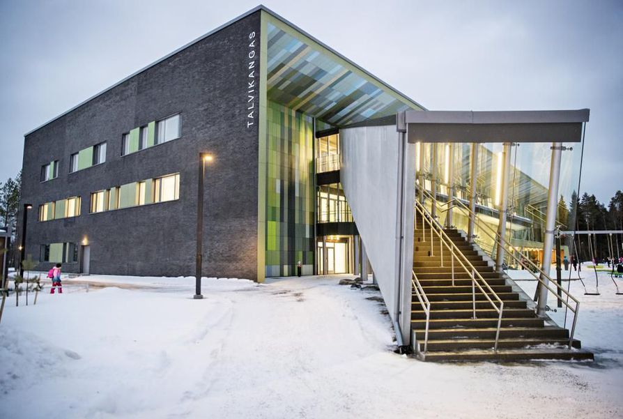  koulun julkisivu ja portaikko