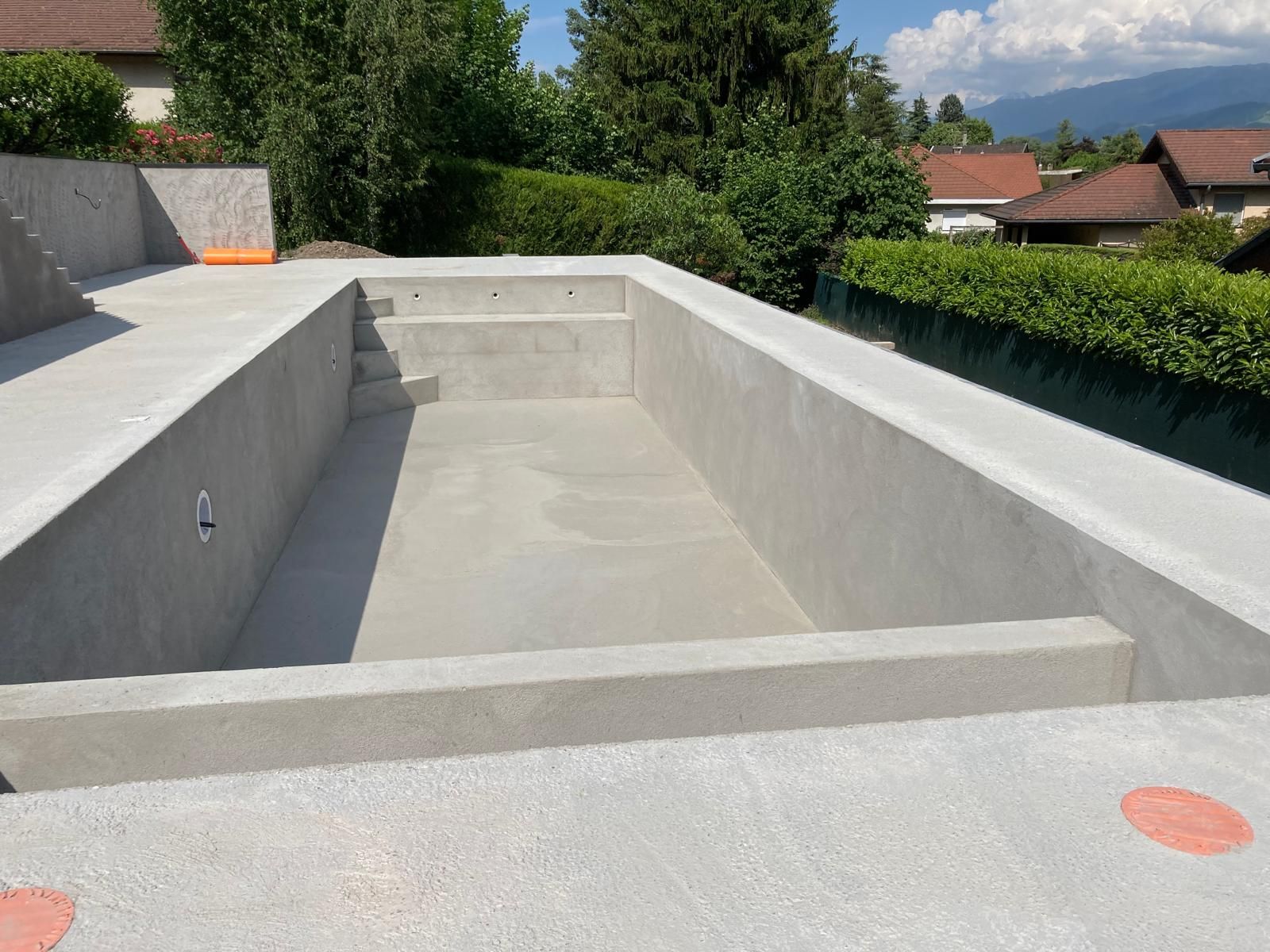 Piscine qui est creusée