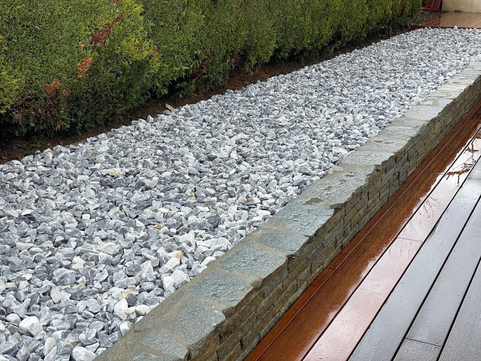 Gravier et terrasse en bois