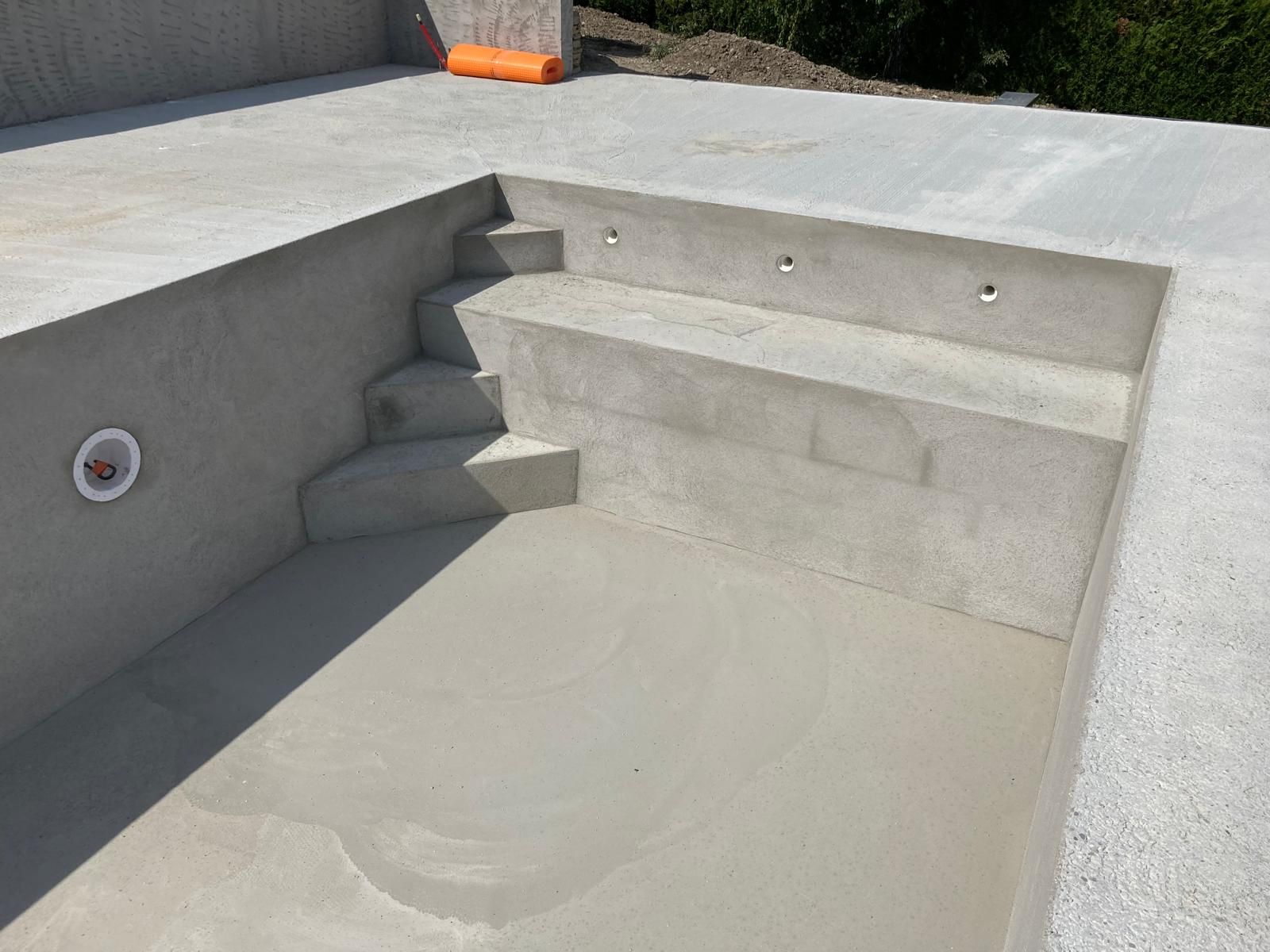 Piscine en train d'être creusée