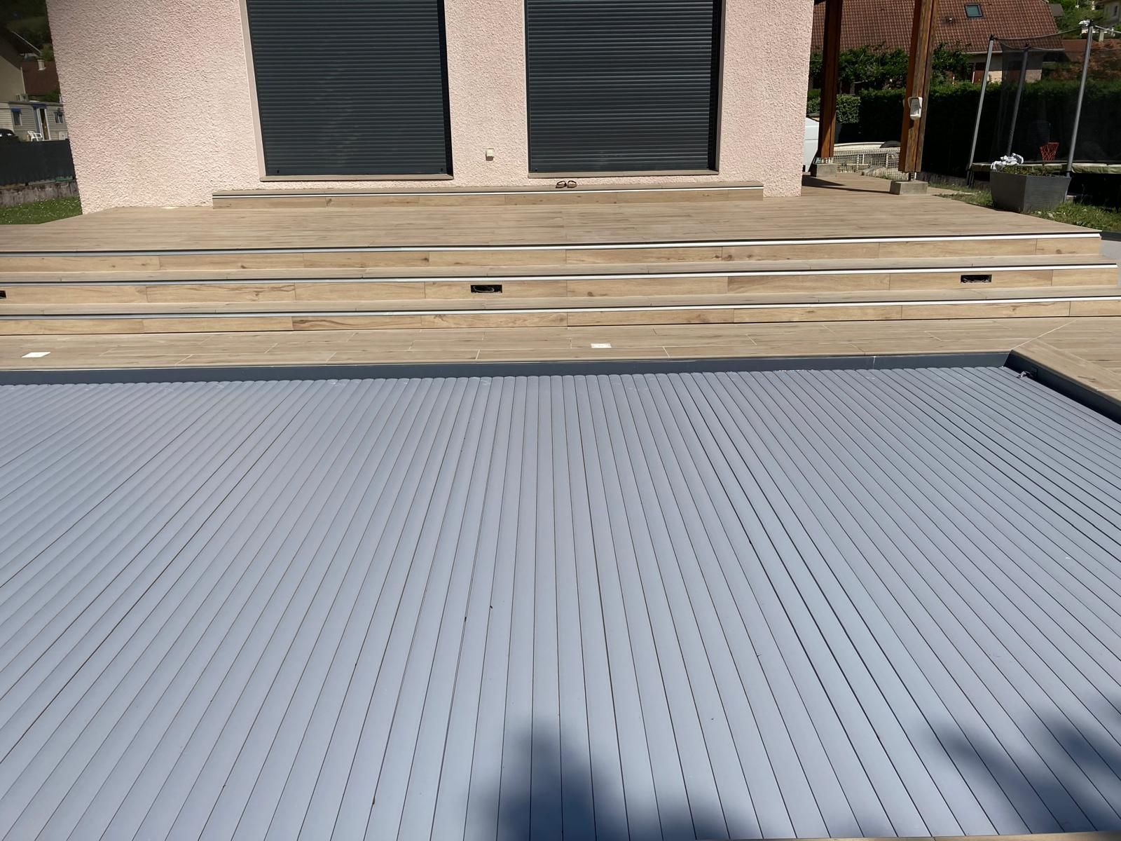 Piscine avec une bâche