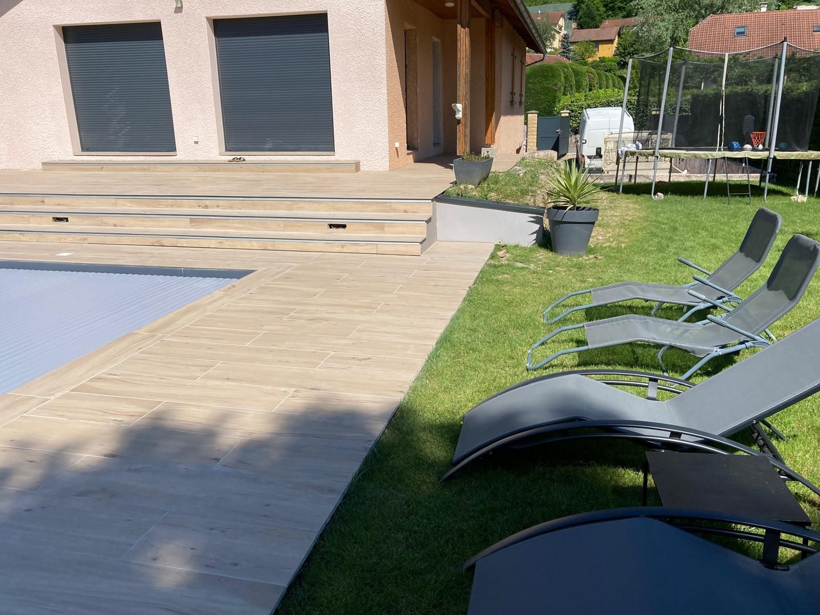 Piscine avec chaises longues