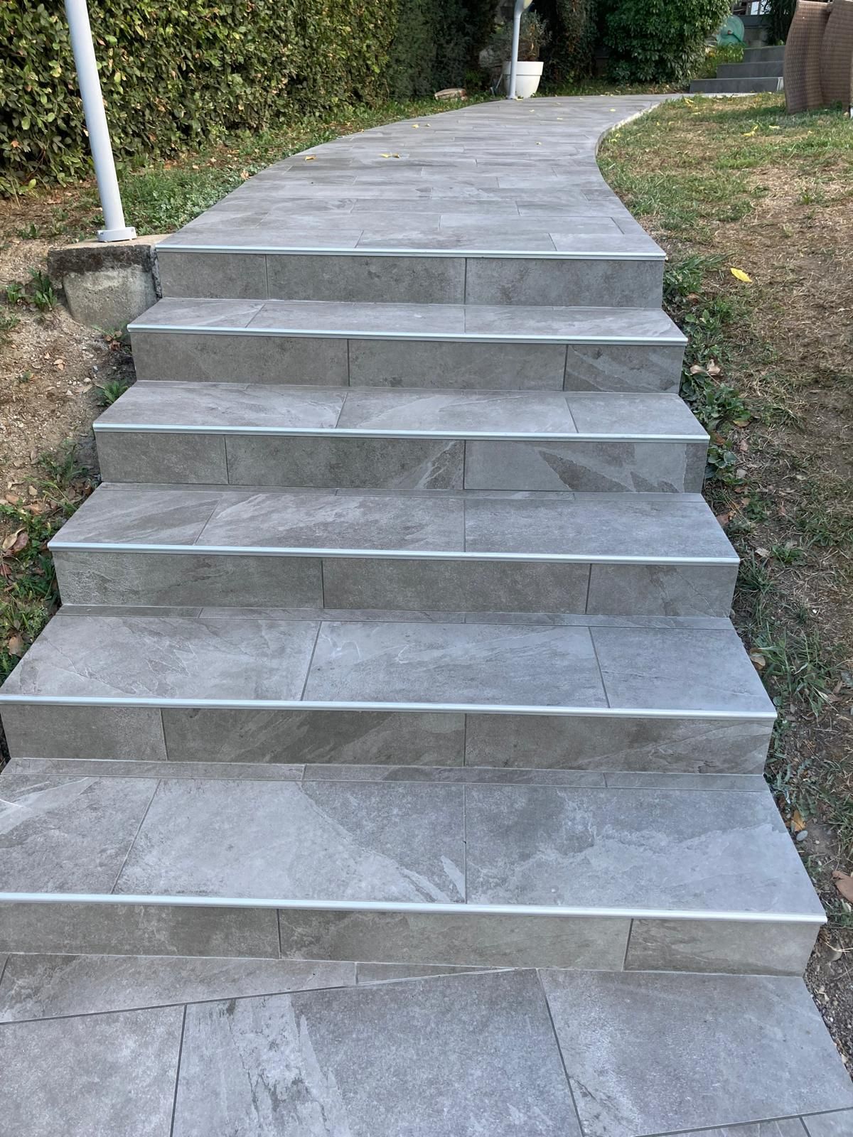 Un escalier en béton