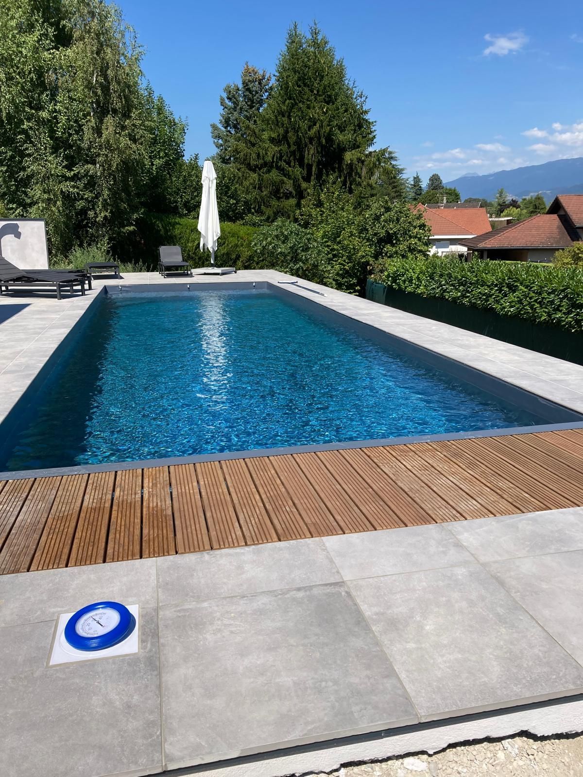 Piscine avec abords en bois