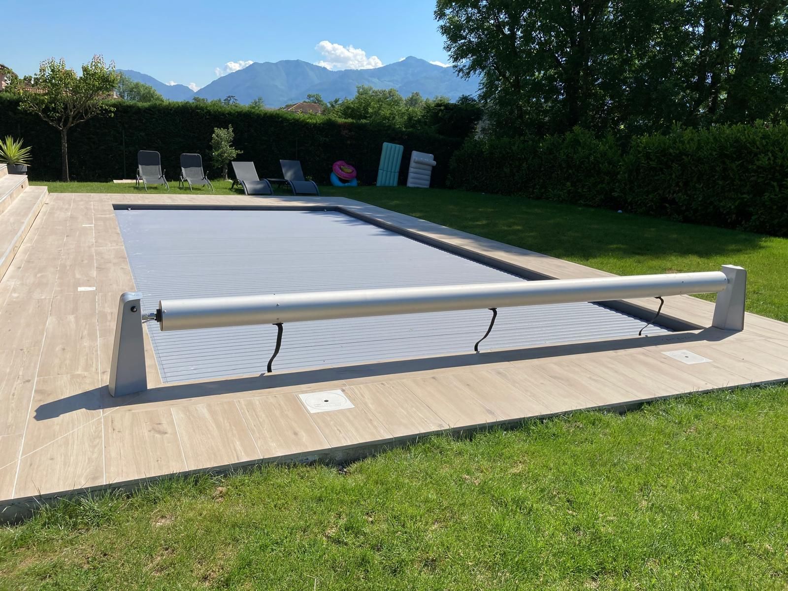 Piscine avec une bâche